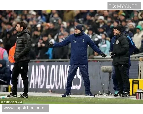 球场播音员念错进球者名字后如何巧妙化解尴尬并赢得观众理解